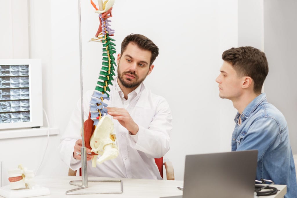 Ortopeda i rehabilitacja po operacji kręgosłupa szyjnego – kiedy warto skonsultować objawy?